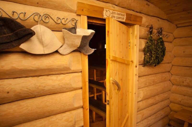 Как сделать и установить деревянную дверь в баню своими руками: фото и видео пошагового изготовления и утепления